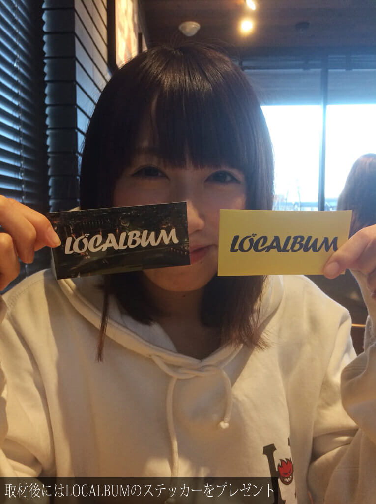 取材後にはLOCALBUMのステッカーをプレゼント